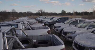Защитникам Украины передали 38 новых пикапов Mitsubishi и Peugeot (видео) - autocentre.ua - Украина