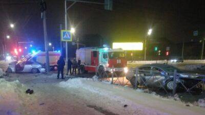 В Омске ночью столкнулись две иномарки, погиб пассажир, пострадали оба водителя - usedcars.ru - Омск - Омская обл.