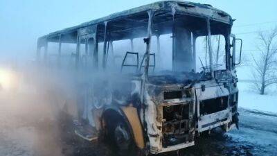 Школьный автобус сгорел на трассе в Челябинской области - usedcars.ru - Челябинская обл.