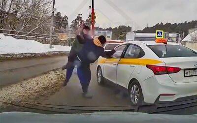 Отвели душу: таксисты устроили «Mortal Kombat» посреди дороги (видео) - zr.ru - Россия