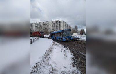 В Твери автобус провалился в яму на улице Хромова - afanasy.biz - Тверь