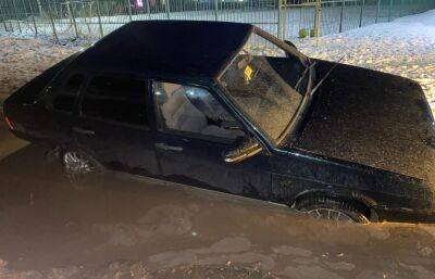 Под Кимрами машина провалилась в яму на дороге, залитую водой - afanasy.biz