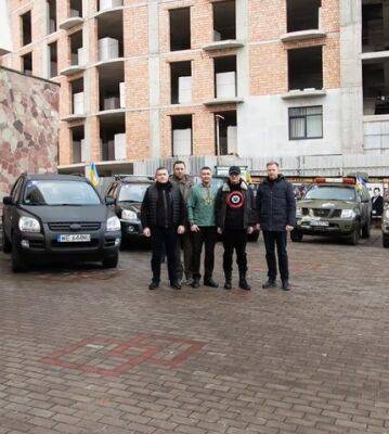 Волонтеры передали на фронт 14 автомобилей – пикапы, «скорые» и внедорожники - autocentre.ua - Киев - Украина