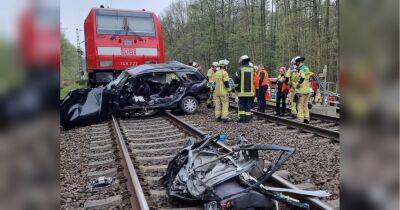 В Германии поезд на полной скорости врезался в автомобиль: погибли три человека (фото) - fakty.ua - Украина - Германия